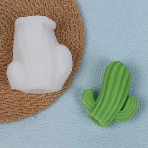 Vue détaillée du moule en silicone cactus et de l'ornement de succulente verte