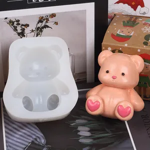 Vue détaillée du moule ours en silicone avec résultat de gâteau ours à la mousse