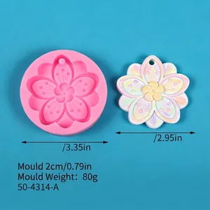 Vue détaillée des dimensions du moule en silicone fleur de cerisier et du pendentif en plâtre.