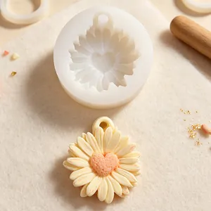 Silikonform Gänseblümchen mit Herzmitte und Beispiel für fertige Handwerksarbeit