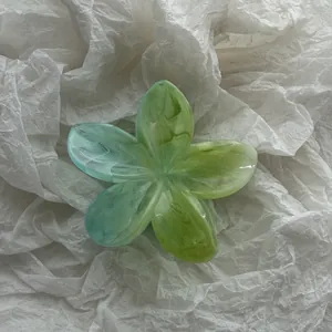Elegante pinza per capelli a forma di fiore di plumeria verde sfumato per vacanze