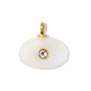 Detailopname van een elegante witte stenen hanger met sprankelend strassteen detail