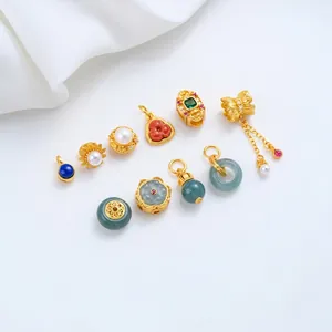 Gedetailleerd overzicht van 24K vergulde lotushangers met jade en parels voor DIY-sieraden