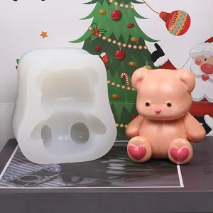 Gros plan d'un moule en silicone DIY en forme d'ours avec une figurine d'ours rose terminée.