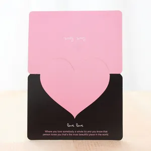 Biglietto d'auguri pieghevole rosa e nero con un grande design creativo a forma di cuore