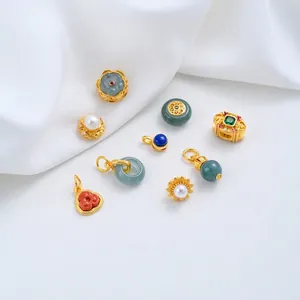 Gedetailleerd overzicht van vergulde lotushangers en jade kralen voor doe-het-zelf sieraden