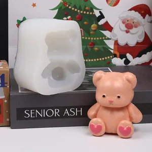 Moule en silicone ours en peluche avec figurine de bougie finie et décor de Noël