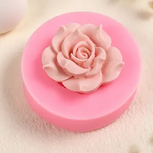 Vue détaillée du moule en silicone rose avec fleur en résine finie sur le dessus