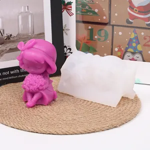 Detailansicht der DIY-Silikonform für Cartoon-Mädchen und lila Wachskerze