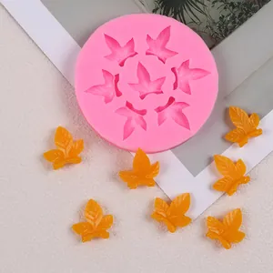 Vue détaillée d'un moule en silicone rose pour feuilles d'érable avec des motifs fins