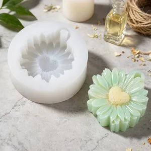 Detailansicht einer Herz-Gänseblümchen-Silikonform und fertiger grüner Blumenseife
