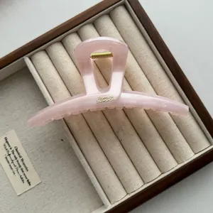 Gedetailleerd overzicht van de 13cm roze haarklem in Franse vintage stijl op display