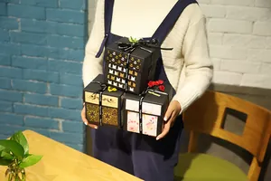 Vista macro detallada de una persona sosteniendo varias cajas de regalo explosivas de bricolaje
