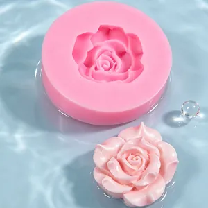 Vue détaillée d'un moule en silicone rose et de sa délicate décoration de gâteau en rose