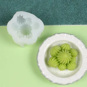 Vue détaillée du moule en silicone cactus avec une bougie succulente verte finie