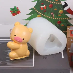 Détail d'un moule en silicone en forme d'ours pour chocolat ou bougies parfumées