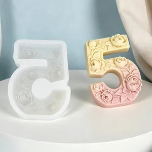 Detailansicht der Silikonform Nummer 5 mit aufwendigem Rosen-Relief und fertiger Kerze