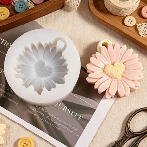 Detailansicht der Herz-Gänseblümchen-Silikonform mit fertiger rosa Blumenseife