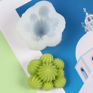 Vue détaillée d'un moule en silicone de cactus 3D avec une bougie en cire verte
