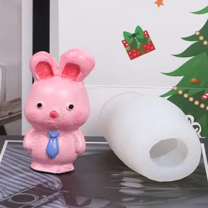 Vue détaillée du moule en silicone et du lapin rose fini pour bougies DIY
