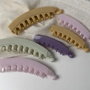 Gedetailleerd overzicht van diverse banaan haarklemmen in macaronkleuren met tanden