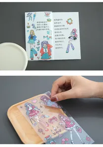 Close-up van een decoratieve cartoon meisjessticker die wordt losgemaakt voor DIY journaling