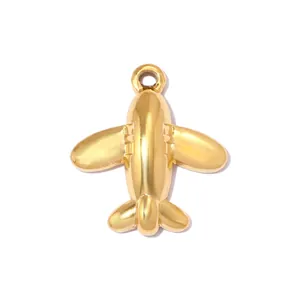 Detailansicht eines glänzenden goldenen Flugzeuganhängers aus Edelstahl für DIY-Schmuckstücke