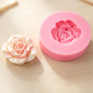 Gros plan détaillé d'un moule en silicone fleur de rose avec une décoration en résine