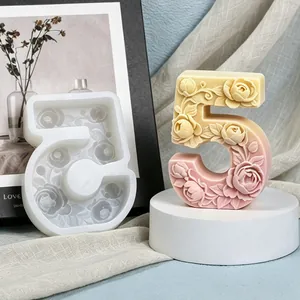 Detaillierte Makroansicht der Silikonform Nummer 5 mit Rosenmustern und fertiger Kerze