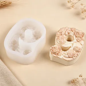 Detailansicht der Silikonform für Nummer 9 mit Blumenrelief und fertiger Kerze in Creme