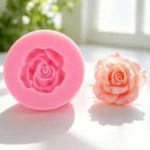 Gros plan de moule en silicone rose 3D pour chocolat fondant et résine artisanale