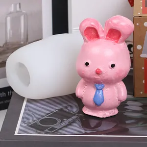 Vue détaillée d'un moule en silicone DIY pour lapin rose avec une figurine de bougie finie