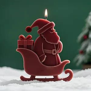 Detailaufnahme einer brennenden Weihnachtsmann-Duftkerze auf einem festlichen Schlitten