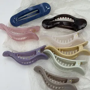 Große Haarspangen aus Jelly-PC in verschiedenen Pastellfarben auf weißem Papier.