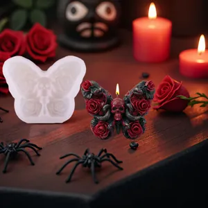 Detailansicht der Halloween-Schmetterlings-Silikonform und der gotischen Kerze