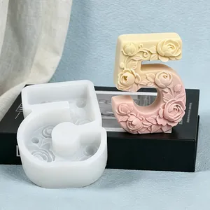 Detailansicht der Silikonform für die Nummer 5 mit Rosenblüten und fertiger Duftkerze