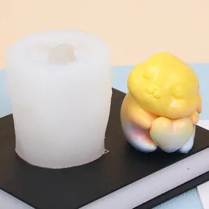 Vue détaillée du moule en silicone DIY animal à côté d'un lapin coloré tenant un cœur