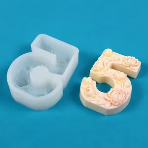 Detailansicht der Silikonform für Nummer 5 mit floralem Muster und fertiger Kerze.