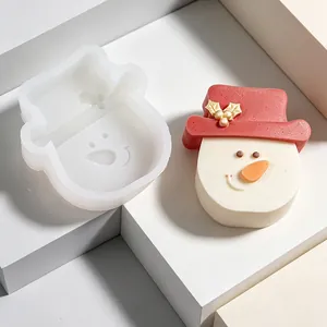 Nahaufnahme der Schneemann-Silikonform und der fertigen Seife auf geometrischen Blöcken