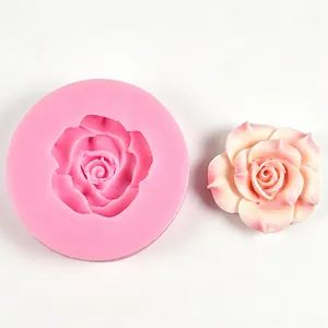 Moule en silicone rose détaillé avec fleur en résine finie pour décor de gâteau