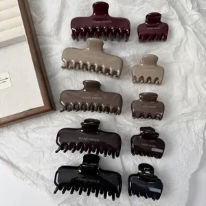 Detailweergave van handgemaakte glanzende haarklemmen in verschillende aardetinten