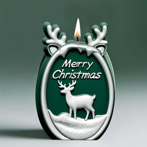 Gros plan d'une bougie de Noël renne vert décorative avec texte Merry Christmas et flamme