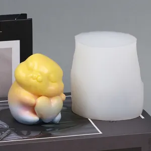 Vue détaillée du moule en silicone hamster avec figurine en cire couleur pastel.