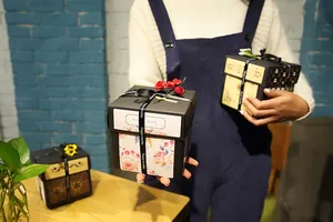 Caja de regalo sorpresa explosiva hecha a mano para álbumes de fotos y cumpleaños.