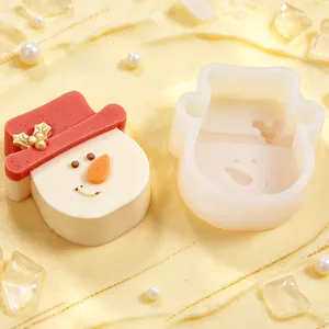 Detailansicht einer Weihnachts-Schneemann-Silikonform mit handgefertigtem Seifenbeispiel