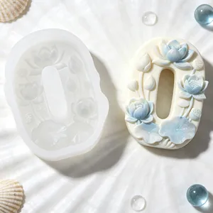 Detail der Lotus Nummer 0 Silikonform und fertiges Gipshandwerk auf Muschelhintergrund