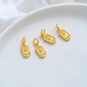 Nahaufnahme von vier 24K vergoldeten chinesischen Glücksbringern für DIY-Schmuck