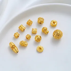 Gedetailleerde macro-weergave van 24K vergulde holle bloemen sieraad kralen voor DIY