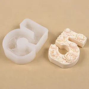 Detailansicht der Silikonform Nummer 5 mit aufwendigen Rosenmustern für DIY-Kerzen