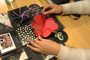 Primer plano de una caja de regalo explosiva DIY con una tarjeta desplegable de corazón